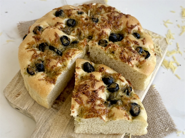 Focaccia groene pesto/kaas en olijf
